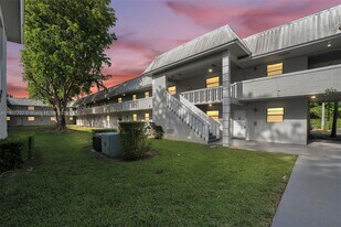 17255 SW 95th Ave in Palmetto Bay, FL - Building Photo