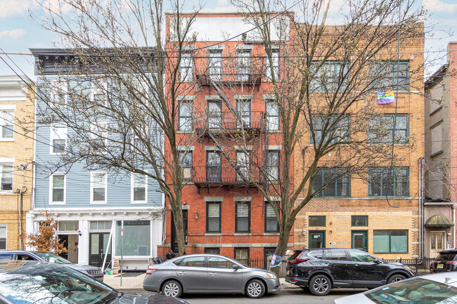 381 2nd St in Jersey City, NJ - Building Photo - Building Photo