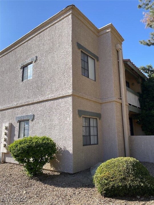 5174 S Jones Blvd in Las Vegas, NV - Building Photo