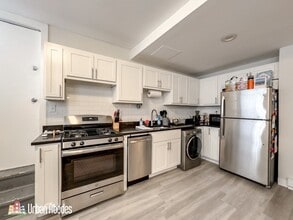 727 W Roscoe St, Unit M07B in Chicago, IL - Foto de edificio - Building Photo