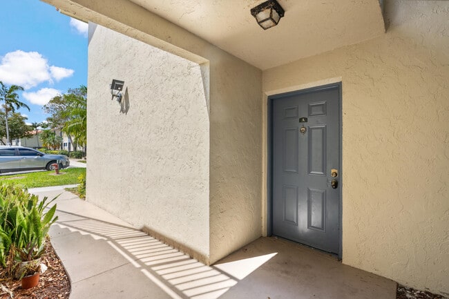 1453 Lake Crystal Dr in West Palm Beach, FL - Building Photo - Building Photo