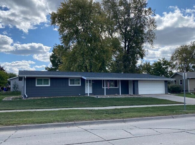 575 Juniper St in North Liberty, IA - Building Photo - Building Photo