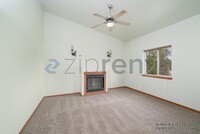 12239 SE Bush St in Portland, OR - Foto de edificio - Building Photo