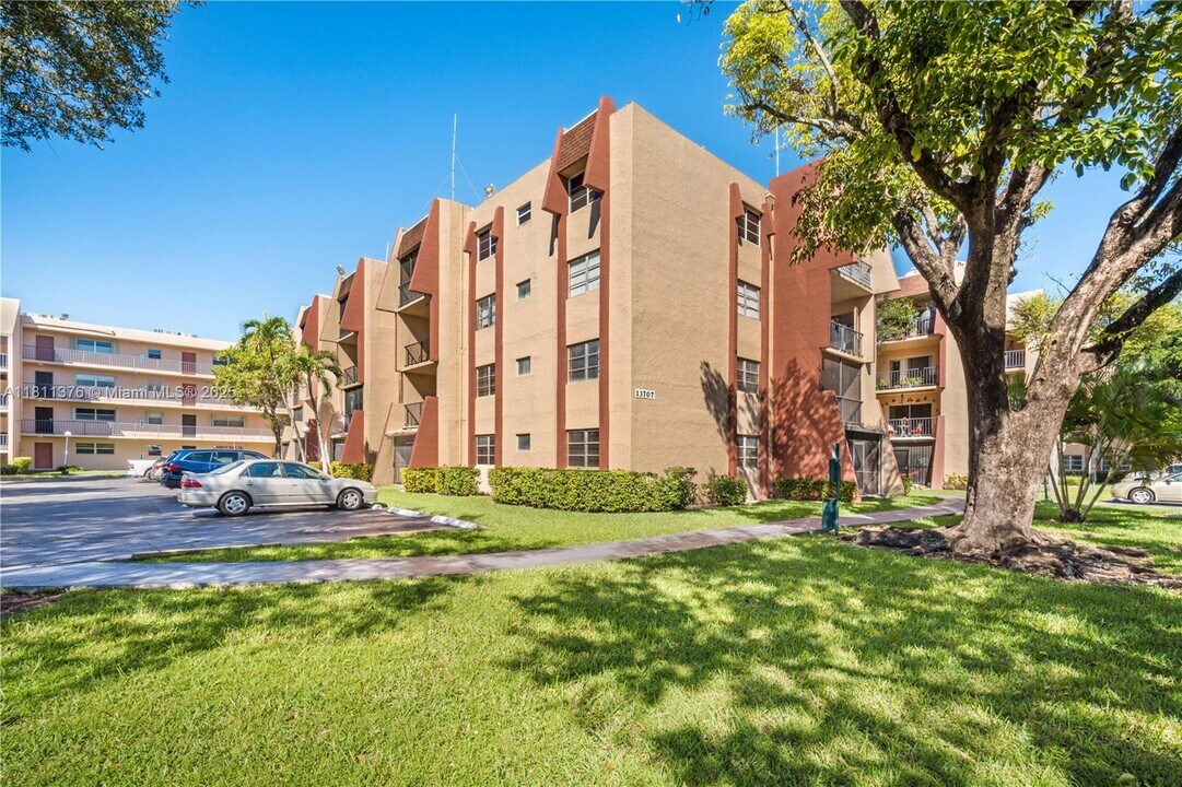 13707 Kendale Lakes Cir in Miami, FL - Building Photo