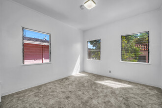 8256 Blackburn Ave in Los Angeles, CA - Building Photo - Interior Photo