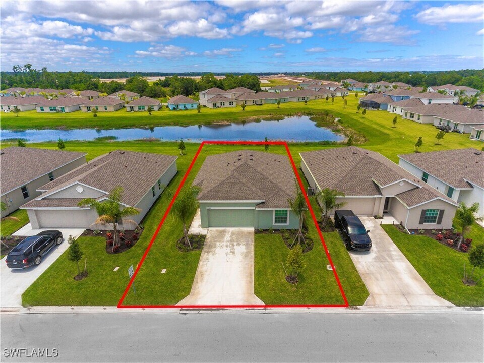 12142 Amber Waves Rd in Lehigh Acres, FL - Foto de edificio