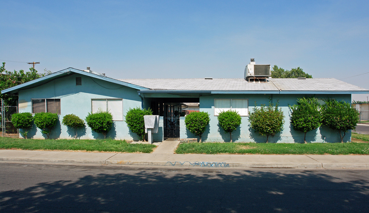 915 W University Ave in Fresno, CA - Foto de edificio