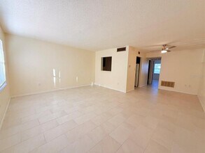 3301 58th Ave S in St. Petersburg, FL - Foto de edificio - Building Photo