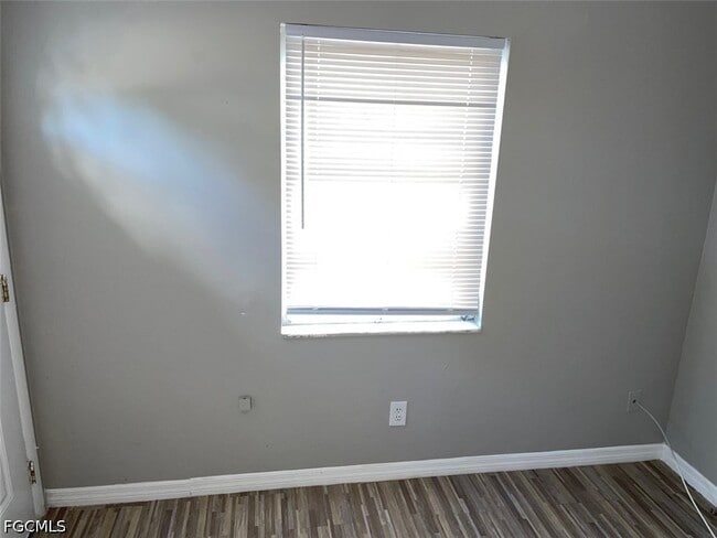 2243 Euclid Ave in Ft. Myers, FL - Foto de edificio - Building Photo