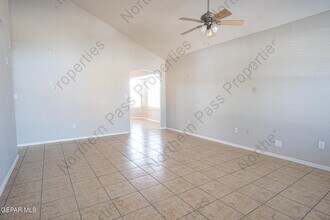 14140 Robert Ituarte Dr in El Paso, TX - Foto de edificio - Building Photo