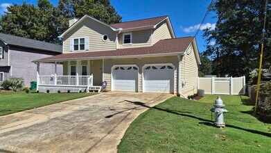 490 Julius Dr in Stone Mountain, GA - Foto de edificio - Building Photo