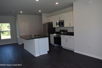 3094 San Filippo Dr SE in Palm Bay, FL - Foto de edificio - Building Photo