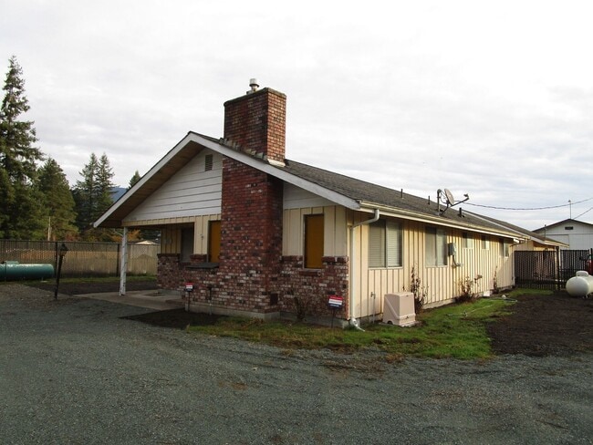 901 N Fruitdale Rd in Sedro Woolley, WA - Building Photo - Building Photo