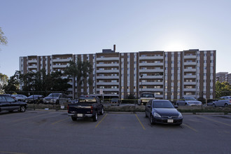 1660 Bloor St E in Mississauga, ON - Building Photo - Primary Photo