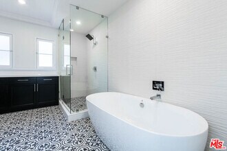 994 Stearns Dr in Los Angeles, CA - Building Photo - Building Photo