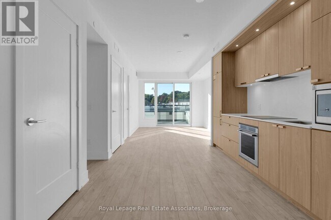 259 The Kingsway in Toronto, ON - Building Photo - Building Photo