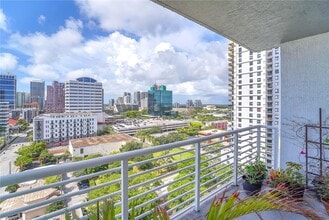 315 NE 3rd Ave, Unit 1405 in Fort Lauderdale, FL - Building Photo - Building Photo