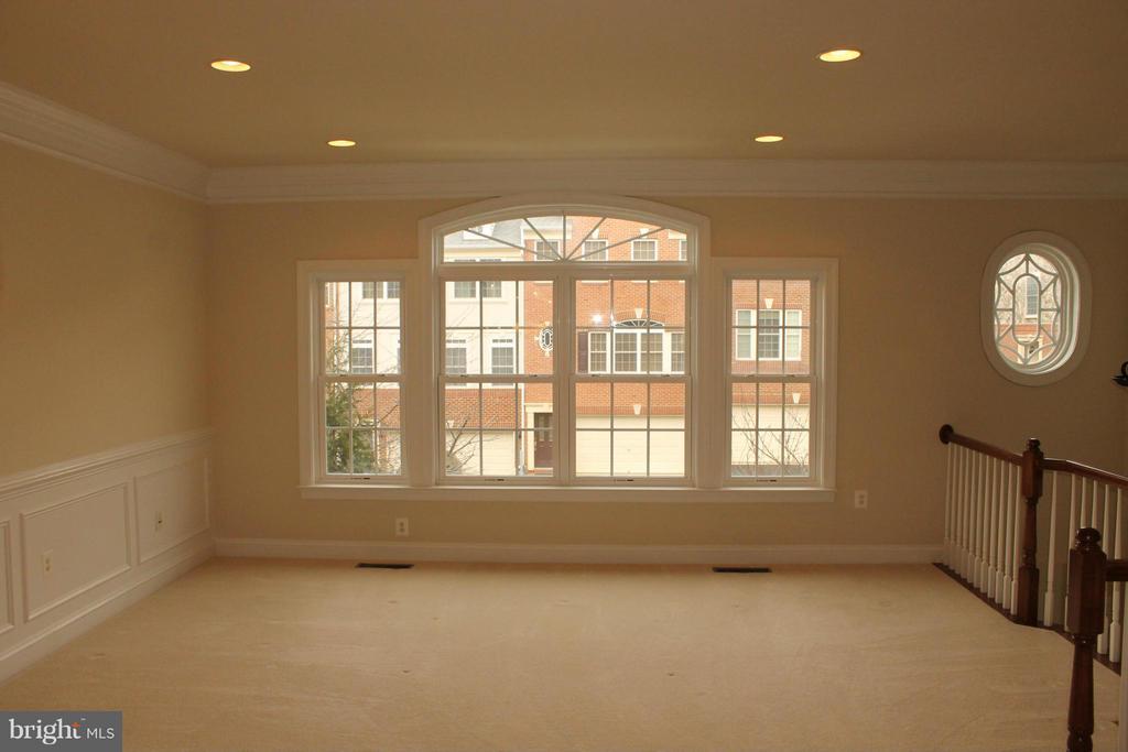 47567 Royal Burnham Terrace in Sterling, VA - Building Photo