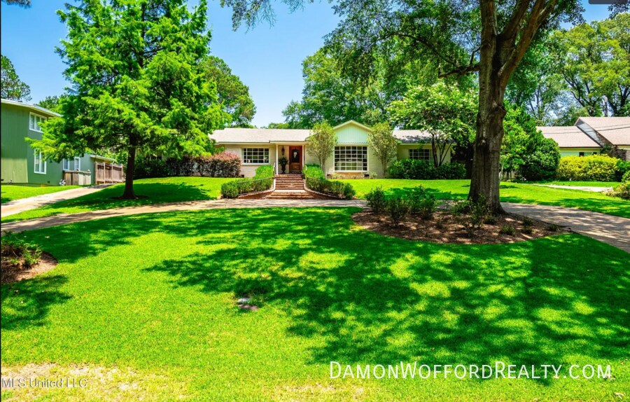 3678 Cavalier Dr in Jackson, MS - Building Photo
