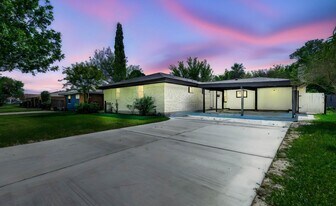 2113 21st Ave N in Texas City, TX - Building Photo