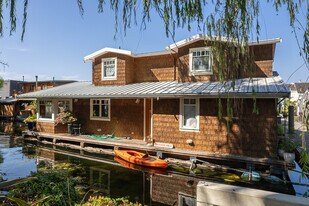 PHOENIX MOORAGE CONDOMINIUM in Seattle, WA - Building Photo