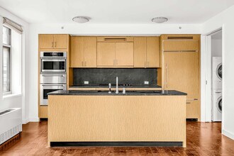 100 W 58th St in New York, NY - Building Photo - Building Photo