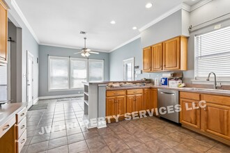 1208 Lake Frances Dr in Gretna, LA - Building Photo - Building Photo