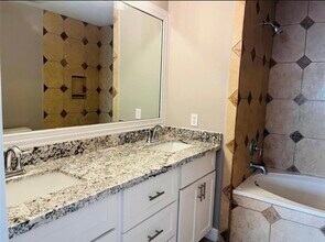 10510 Linsley Lane in Houston, TX - Foto de edificio - Building Photo