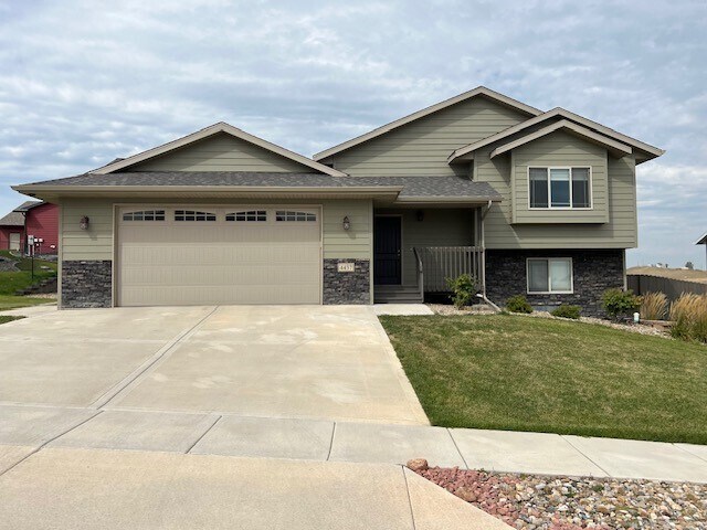 4437 Beringer Dr in Rapid City, SD - Foto de edificio