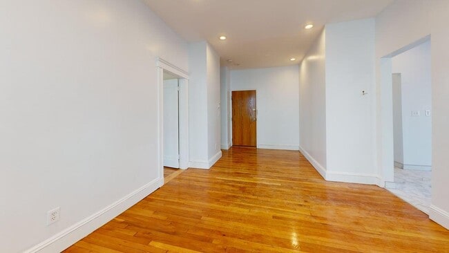 202 Baker St, Unit 2 in Boston, MA - Foto de edificio - Building Photo