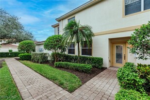 3010 Meandering Way in Ft. Myers, FL - Foto de edificio - Building Photo