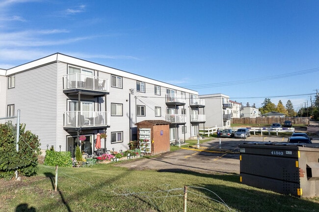 Marcus Manor in Edmonton, AB - Building Photo - Building Photo