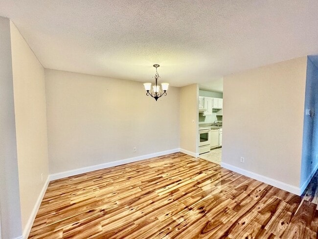 4700 N Main St, Unit 3E in Fall River, MA - Foto de edificio - Building Photo