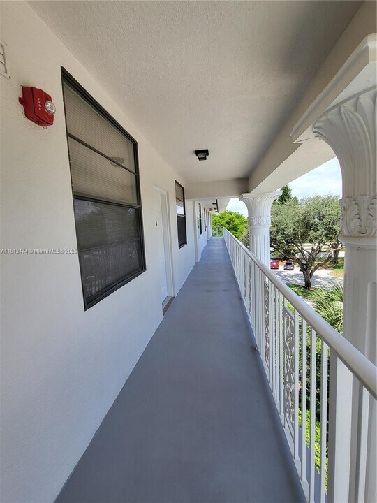 3640 Whitehall Dr in West Palm Beach, FL - Building Photo