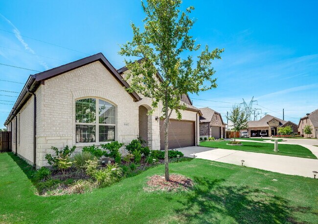 15404 Pioneer Bluff Trail in Roanoke, TX - Foto de edificio - Building Photo