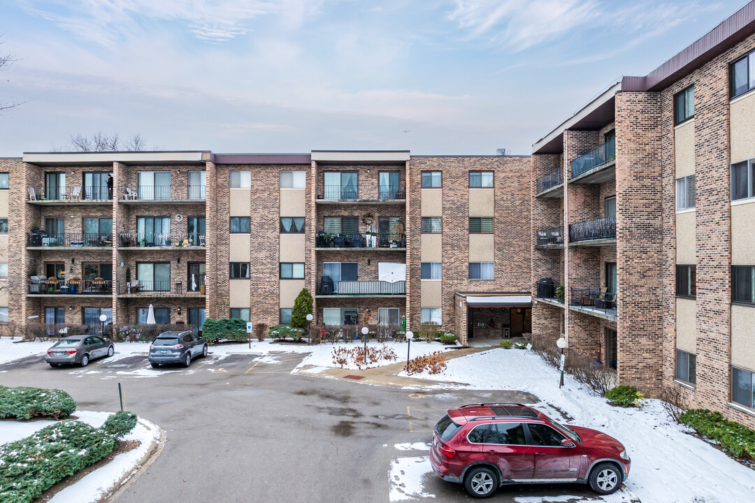 Lakeside Condos in Mount Prospect, IL - Building Photo