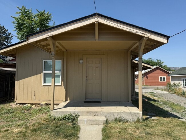 property at 832 1/2 Methow St