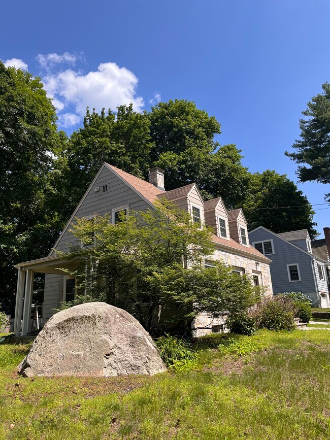 22 Douglas Rd in Lynnfield, MA - Building Photo - Building Photo