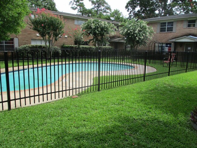 1230 SHADOWDALE in Houston, TX - Building Photo - Building Photo