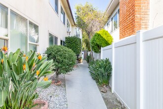 Riverside Apartments at Valley Village in Valley Village, CA - Foto de edificio - Building Photo