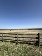 951 Mikeska Ln in Bellville, TX - Foto de edificio - Building Photo