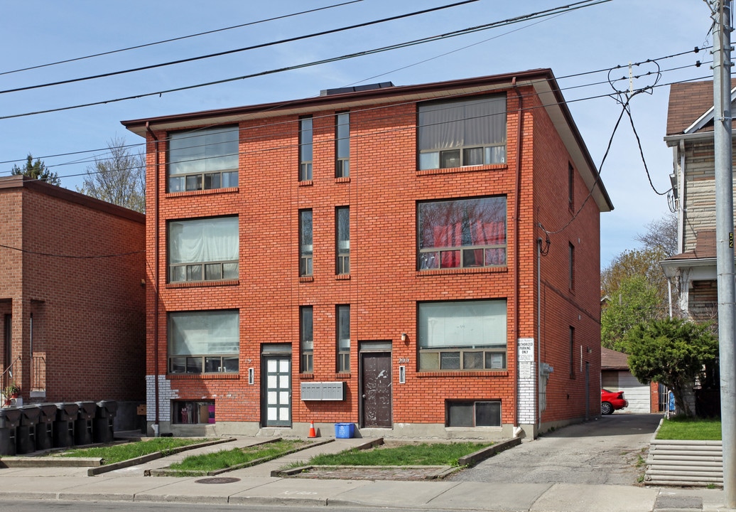198-200 Coxwell Ave in Toronto, ON - Building Photo