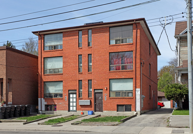 198-200 Coxwell Ave in Toronto, ON - Building Photo - Primary Photo