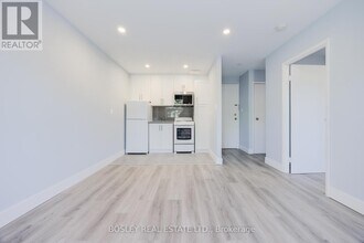 856 Kingston Rd in Toronto, ON - Building Photo - Building Photo