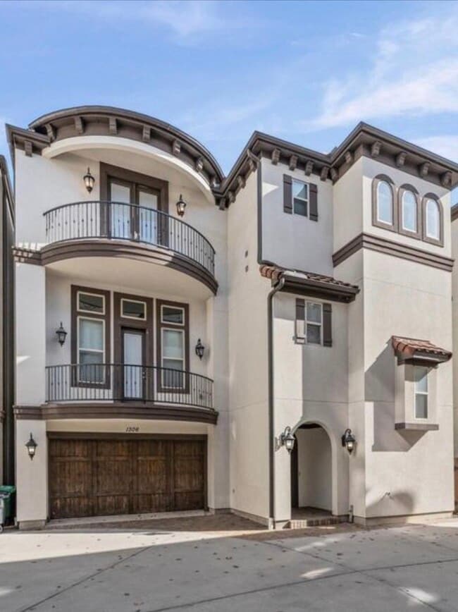 property at 1306 Hawthorne St