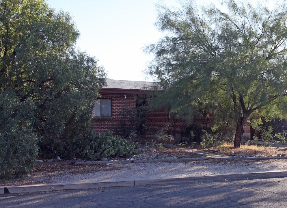 1328 E Adams St in Tucson, AZ - Foto de edificio