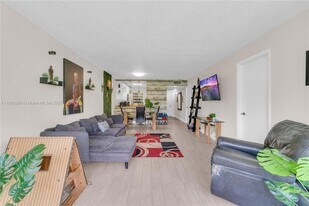 9410 Poinciana Pl, Unit 206 in Davie, FL - Building Photo