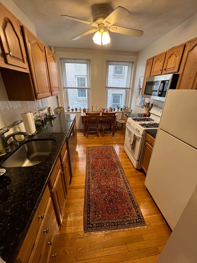 1750 Commonwealth Ave, Unit 5 in Boston, MA - Foto de edificio - Building Photo