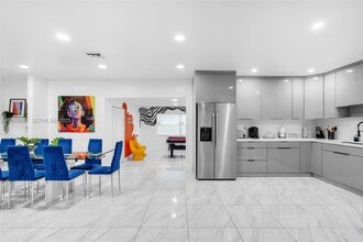 695 NE 160th St in North Miami Beach, FL - Foto de edificio - Building Photo