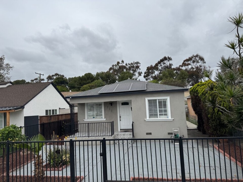 111 W Forhan St in Long Beach, CA - Building Photo